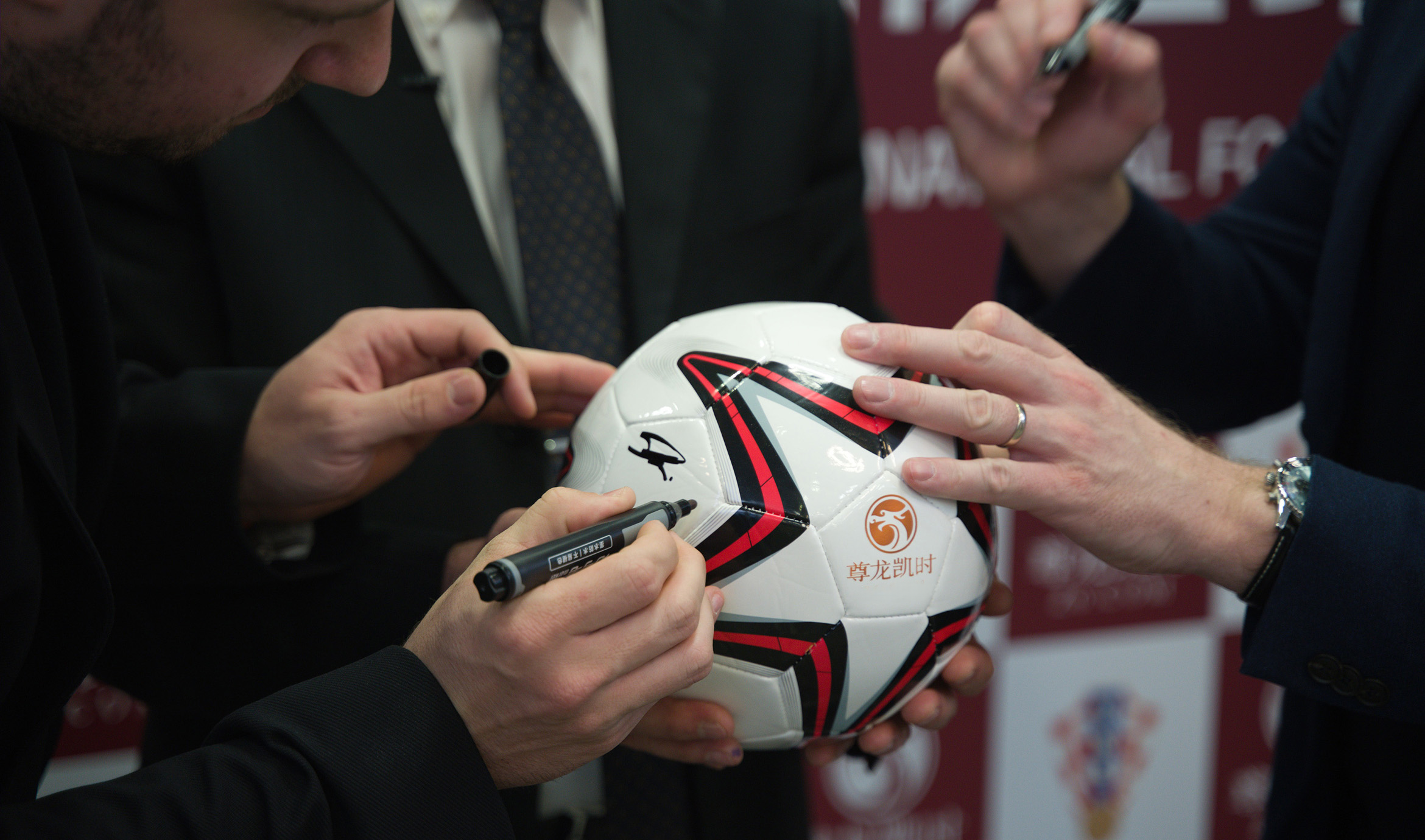 「开云体育剖厘拳击比赛中的抽筋与体能崩溃：过度训练或水电解质失衡引发致命弱点」